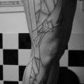 Bein Dotwork Linien tattoo von Kostek Stekkos