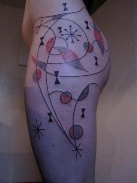 Tatuaż Bok Pośladki Dotwork przez Kostek Stekkos