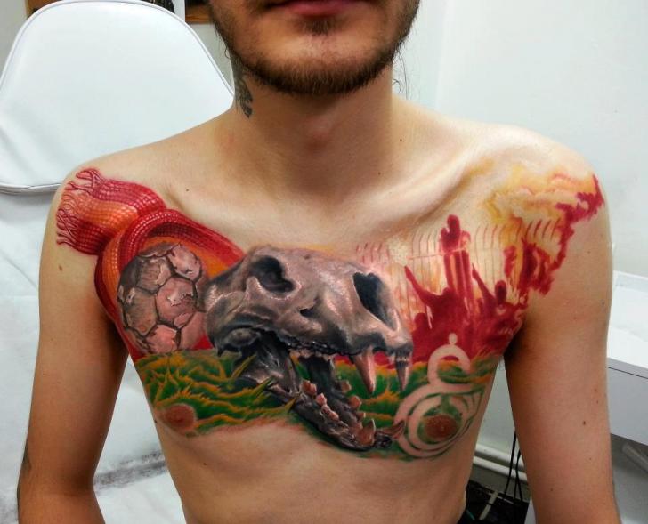 Tatuaje Fantasy Pecho Cráneo por Kronik Tattoo