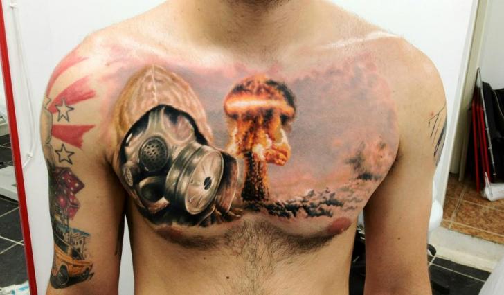 Tatuagem Peito Gás Máscara Nuclear por Kronik Tattoo