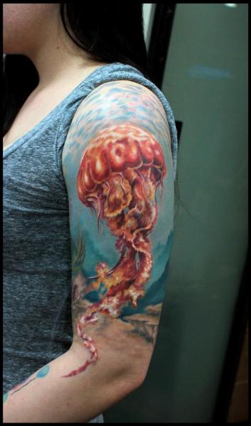 Tatuaje Hombro Realista Medusa por Kronik Tattoo
