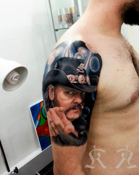 Tatuaje Hombro Retrato Realista por Kronik Tattoo