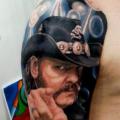 tatuaje Hombro Retrato Realista por Kronik Tattoo
