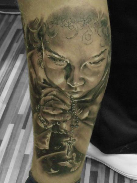 Tatuaje Ternero Manos Rezando Religioso por Qrucz Tattoo