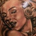 tatuaje Hombro Realista Marilyn Monroe por Qrucz Tattoo