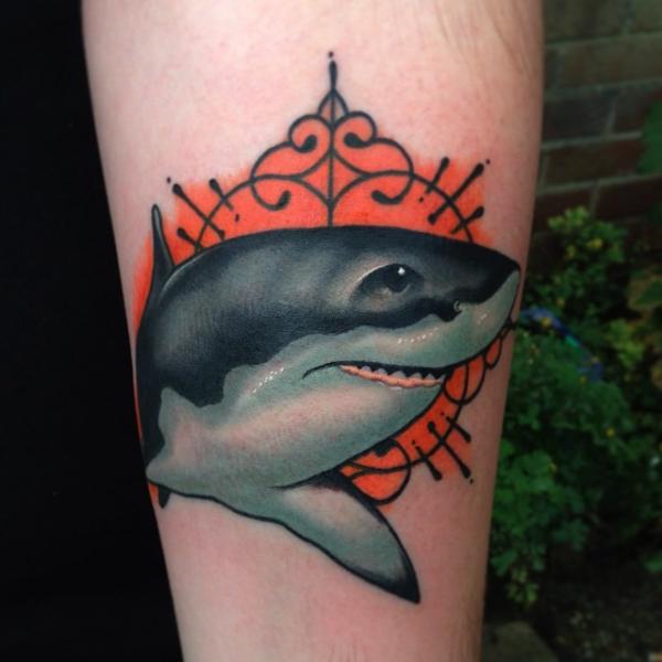 Tatuaje Brazo Tiburón por Mike Stocklings