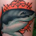 tatuaje Brazo Tiburón por Mike Stocklings