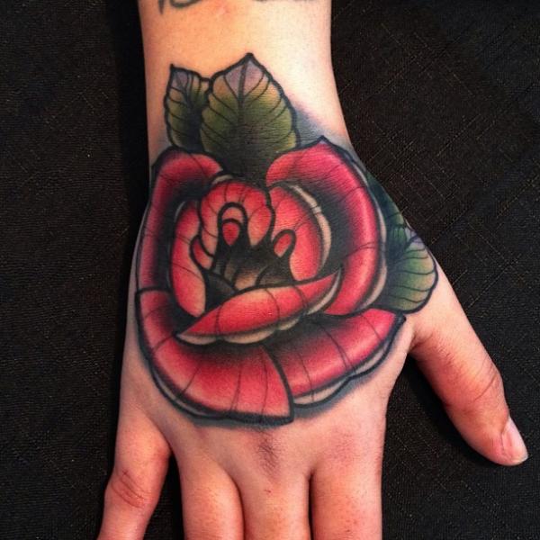 Tatuagem Old School Flor Mão Rosa por Mike Stocklings