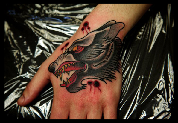 Tatuaż Old School Dłoń Wilk przez Mike Stocklings