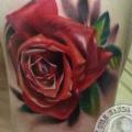 tatuaje Hombro Realista Flor Rosa por Sile Sanda