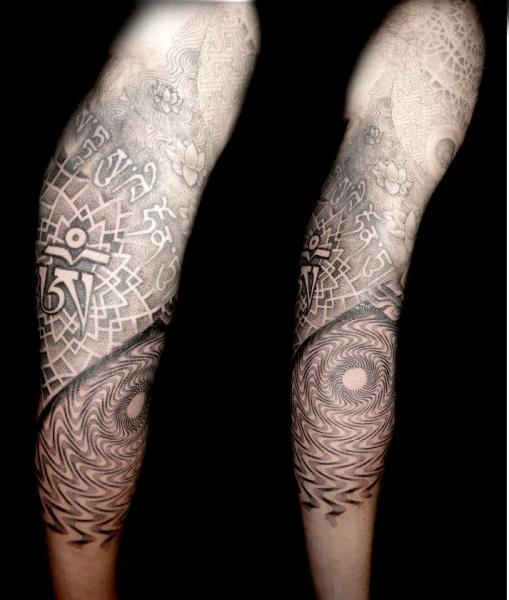 Tatuaje Brazo Dotwork Geométrico por The Lace Makers Sweat Shop
