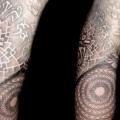 tatuaje Brazo Dotwork Geométrico por The Lace Makers Sweat Shop