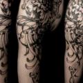 Schulter Arm Blumen Dotwork tattoo von The Lace Makers Sweat Shop