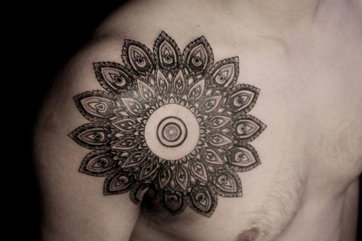 Tatuaje Hombro Dotwork Geométrico por The Lace Makers Sweat Shop
