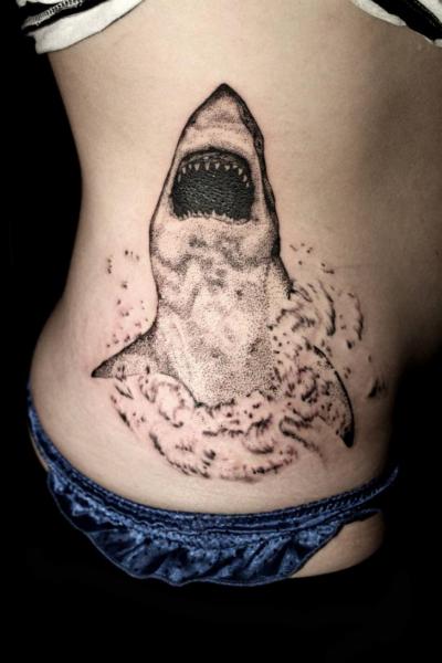 Tatuaje Lado Dotwork Tiburón por The Lace Makers Sweat Shop
