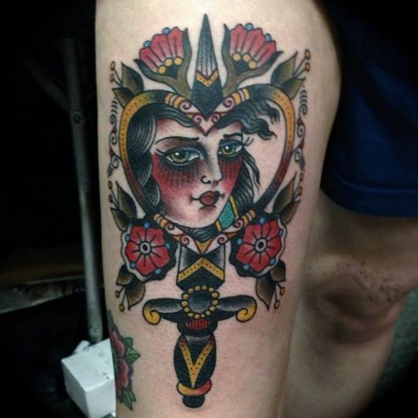 Tatuaje Old School Gitano Daga Muslo por Sailor Serpent