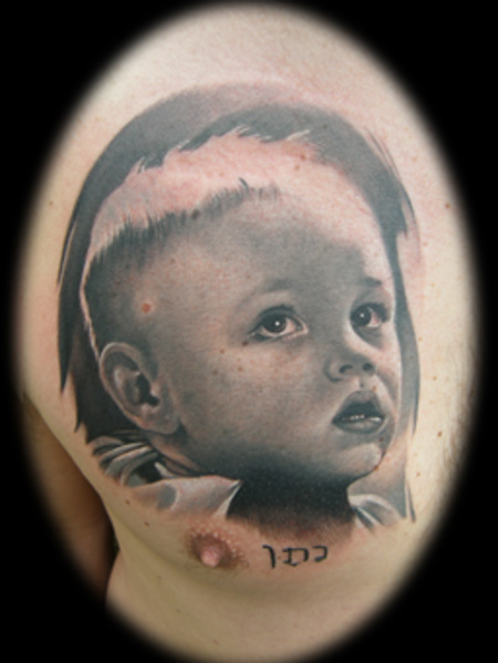 Tatuaje Retrato Realista Pecho por Zulu Tattoo Dublin
