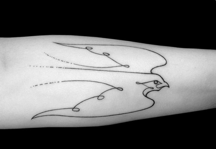 Tatuaż Ręka Ptak Linia przez 2 Spirit Tattoo
