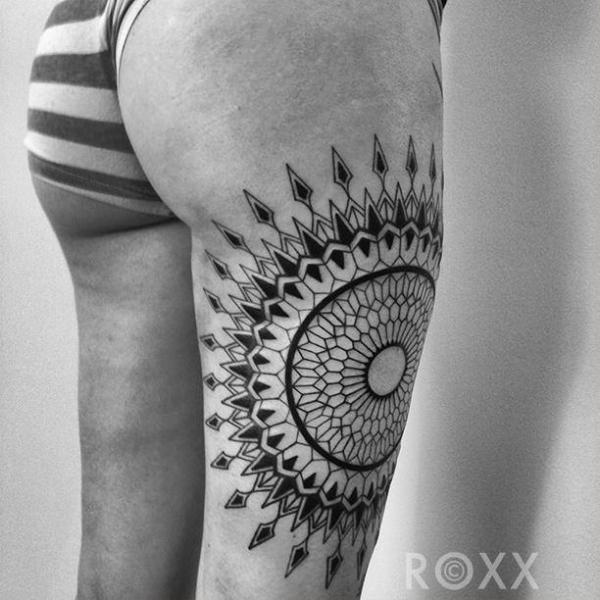 Tatuaje Pierna Dotwork por 2 Spirit Tattoo