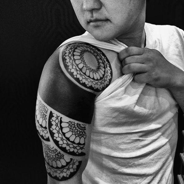 Tatuaje Hombro Tribal por 2 Spirit Tattoo