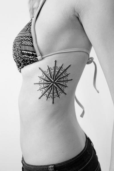 Tatuaje Lado Rosa De Los Vientos por 2 Spirit Tattoo