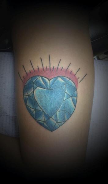 Tatuaje Brazo Corazon Diamante por 3 Lions Tattoo