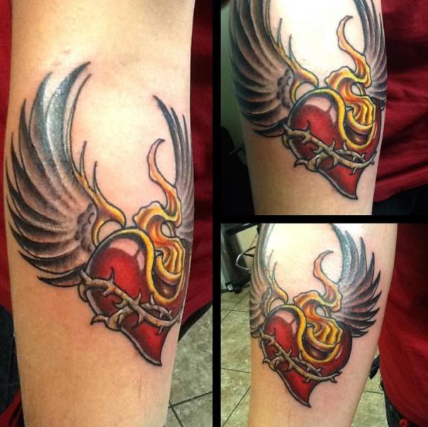 Tatuaje Corazon Pierna Alas por 3 Lions Tattoo