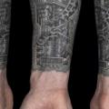 tatuaje Brazo Biomecánica por Anil Gupta