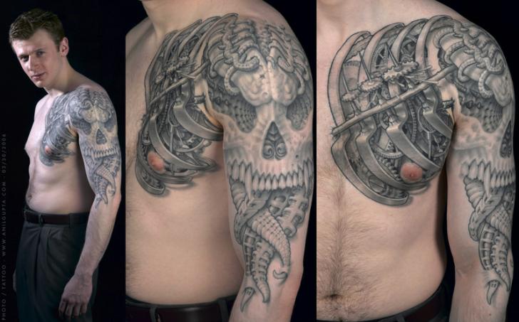 Schulter Biomechanisch Brust Totenkopf Tattoo von Anil Gupta