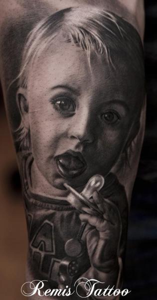 Tatuaggio Braccio Ritratti Realistici Bambino di Remis Tatooo