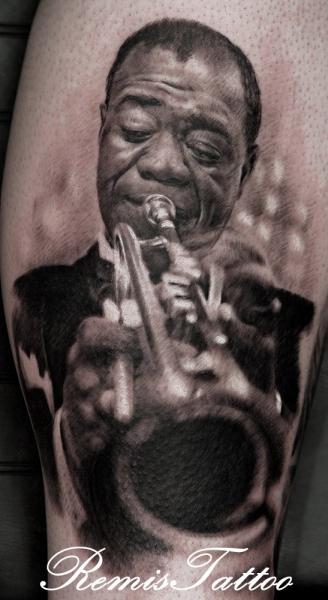 Porträt Realistische Louis Armstrong Tattoo von Remis Tatooo