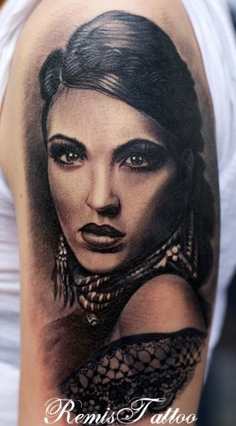 Tatuaje Hombro Retrato Realista Mujer por Remis Tatooo