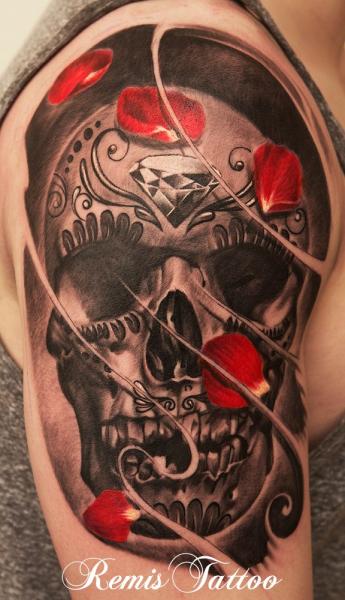 Schulter Totenkopf Tattoo von Remis Tatooo