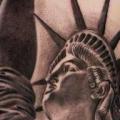 tatuaggio Realistici Fianco Statua della Libertà di Remis Tatooo