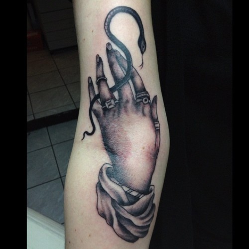 Tatuaggio Braccio Serpente Mano di Sarah Carter