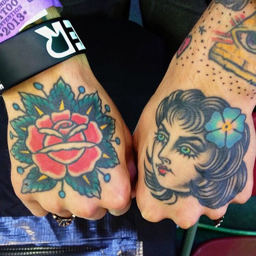 Tatuaje Old School Mano por Sarah Carter