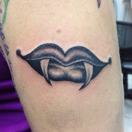 Tatuaje Vampiro Boca por Sarah Carter
