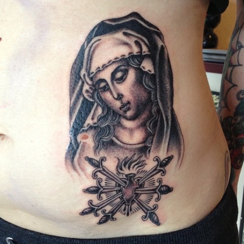 Tatuaggio Fianco Religiosi di Sarah Carter