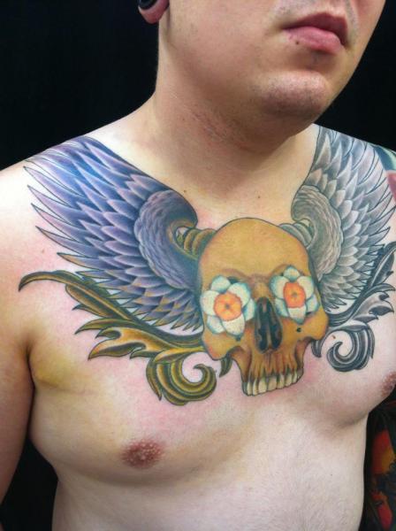 Tatuaje Pecho Cráneo Alas por Bearcat Tattoo