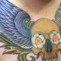 Brust Totenkopf Flügel tattoo von Bearcat Tattoo