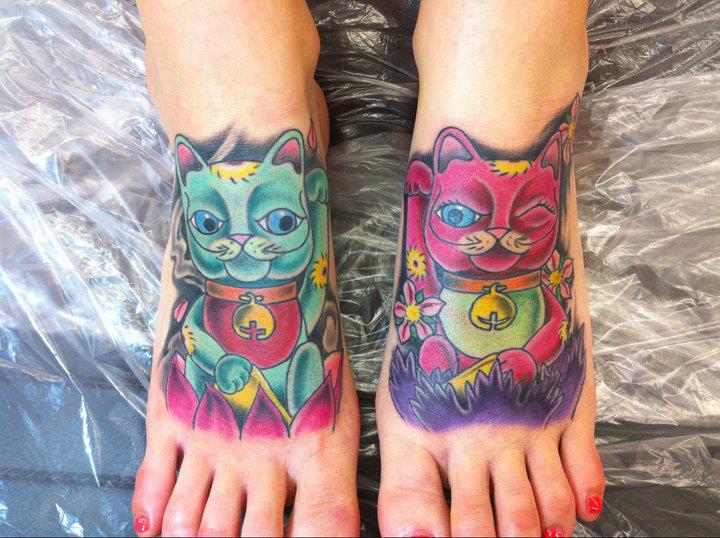 Tatuaje Pie Japoneses Maneki Neko por Bearcat Tattoo