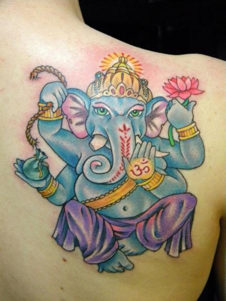 Tatuaje Hombro Religioso Ganesh por Bearcat Tattoo