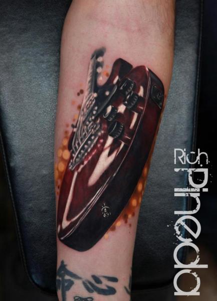Tatuaje Brazo Realista Guitarra por Rich Pineda Tattoo