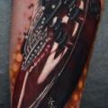 Arm Realistische Gitarre tattoo von Rich Pineda Tattoo