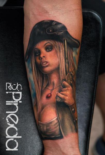 Tatuaggio Braccio Realistici Pirati di Rich Pineda Tattoo