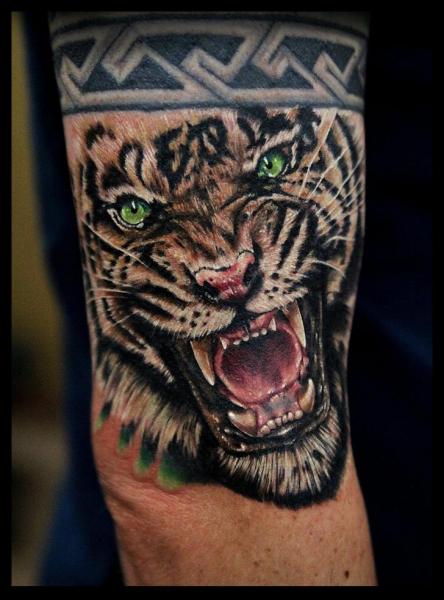 Tatuaje Brazo Realista Tigre por Rich Pineda Tattoo