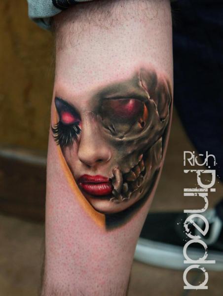 腕 頭骨 女性 タトゥー よって Rich Pineda Tattoo