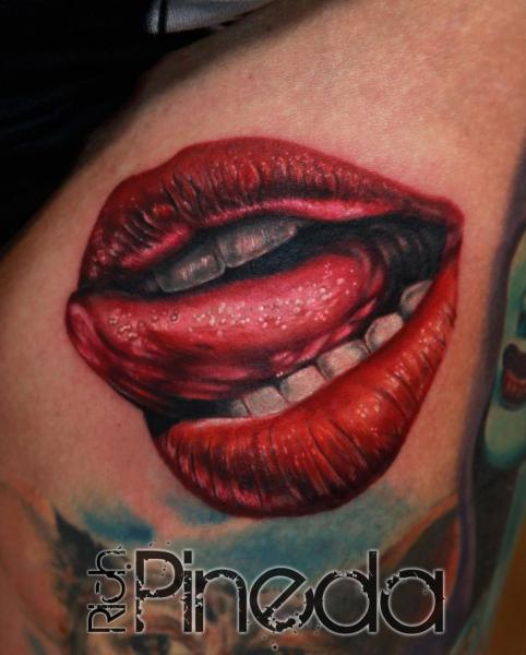 Tatuaż Realistyczny Usta Usta Język przez Rich Pineda Tattoo