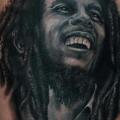 tatuaje Hombro Realista Bob Marley por Rich Pineda Tattoo