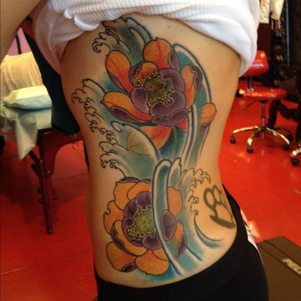 Tatuaje Flor Lado Japoneses por Camila Rocha